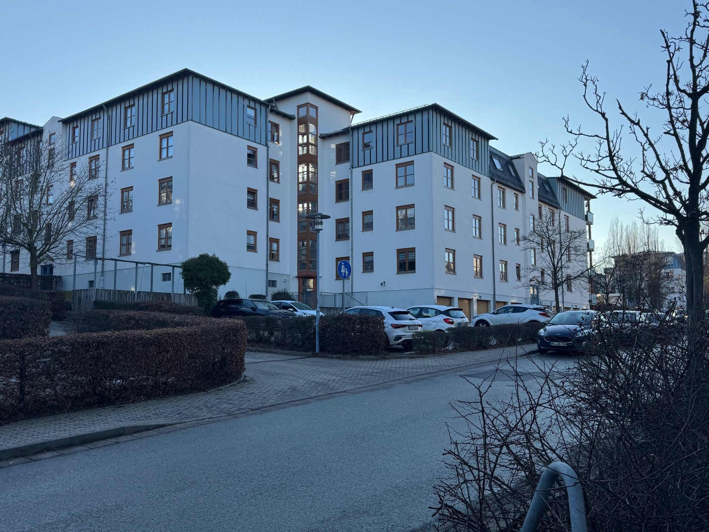 Haupteingang mit Parkpl&auml;tzen