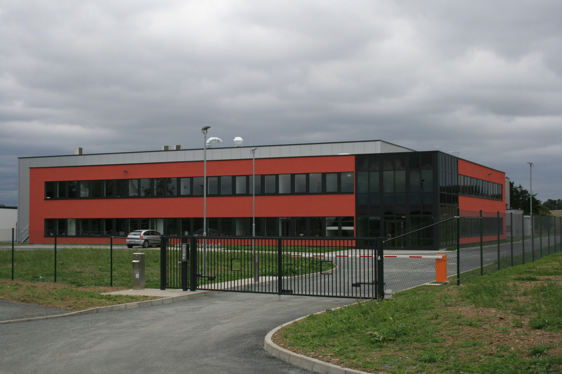Ansicht Haupteingang B&uuml;rogeb&auml;udeanbau