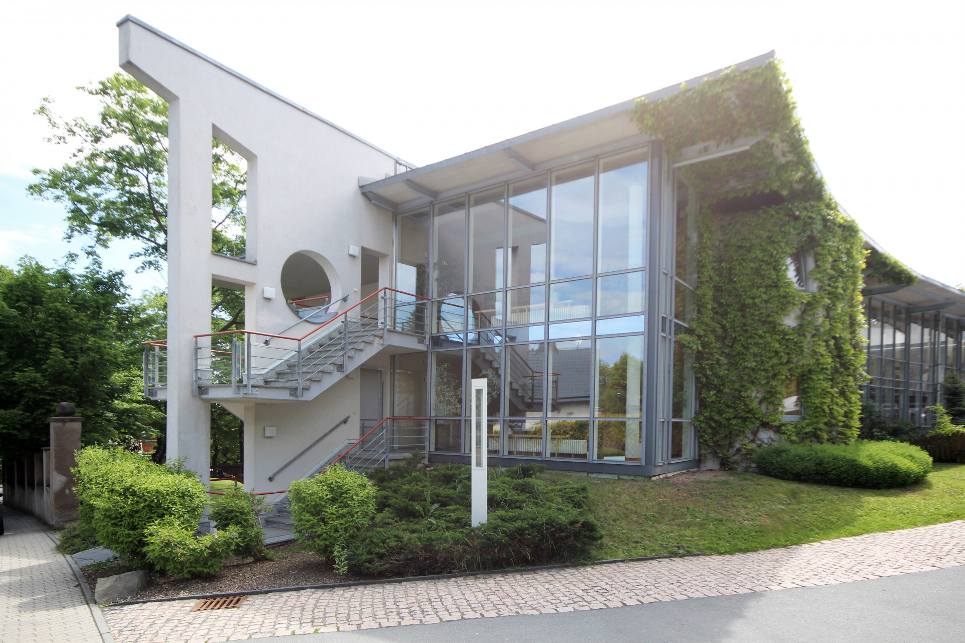 Erweiterungsbau als L&auml;ngsriegel mit Pflegezimmer