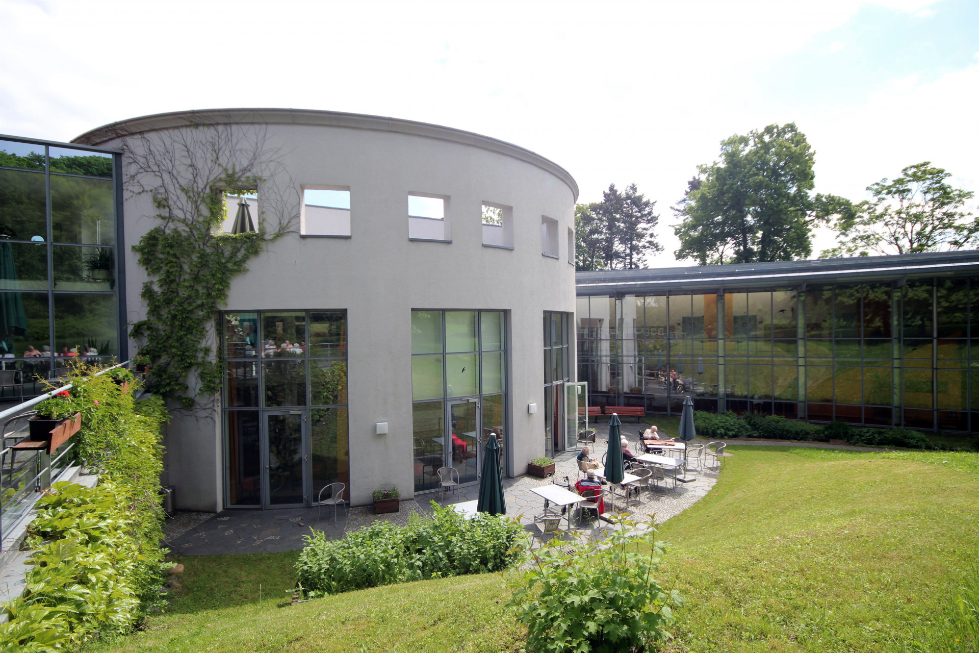 Rotunde mit Mehrzweckraum und Au&szlig;enterrasse