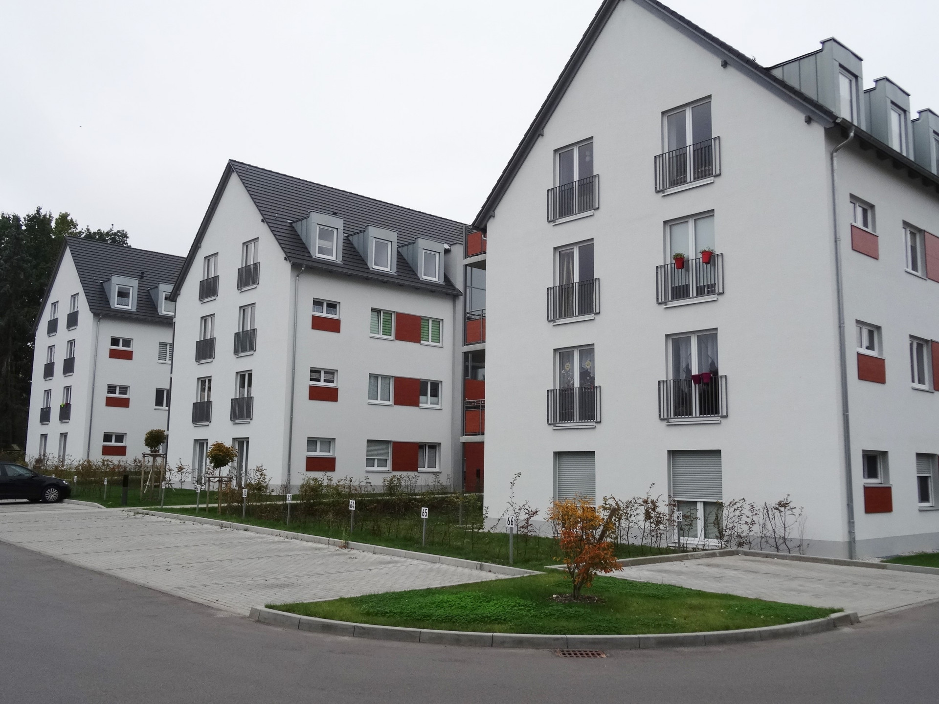 Giebelseite mit Stellpl&auml;tzen