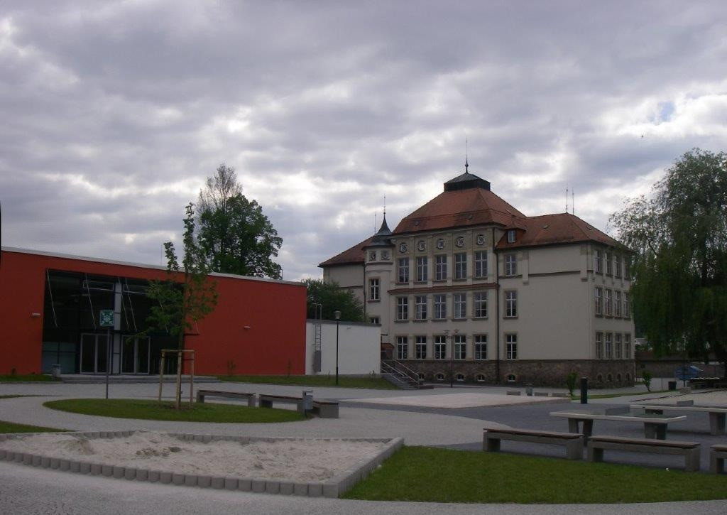 Bestandsgeb&auml;ude (denkmalgesch&uuml;tztes Geb&auml;ude) mit Erweiterungsbau (Verbinder)