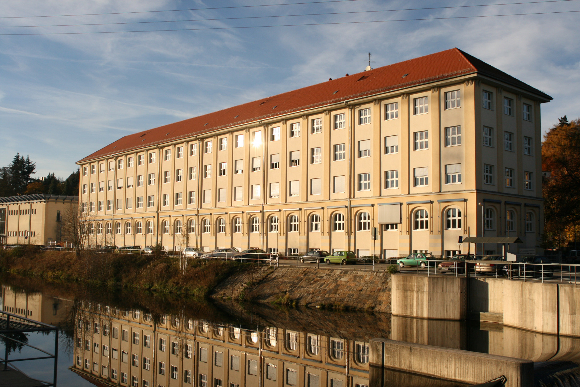 Schulgebäudeteil mit Sporthalle im Straßenbereich