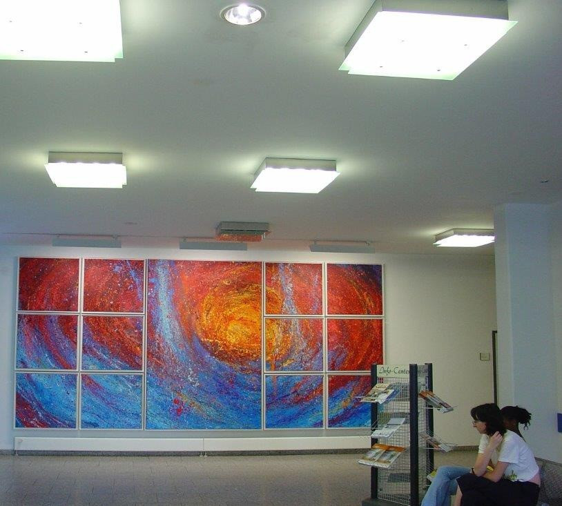 Eingangshalle mit Kunstwerk